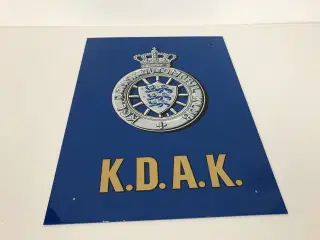 K.D.A.K, metal / blik skilt