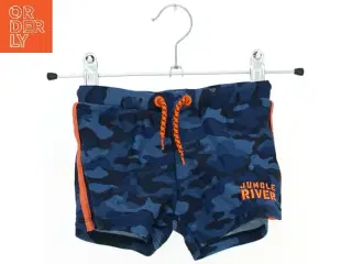 Camo badebukser med orange detaljer fra We Surf Club (str. 104)