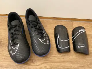 Fodboldstøvler m. benskinner. Mærke Nike
