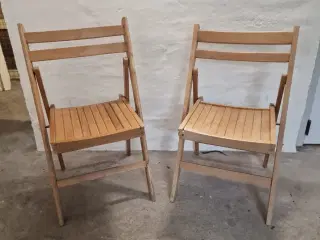 Et par klassiske gamle klapstole i træ. 