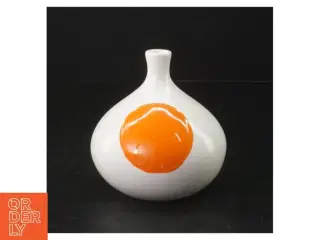 Hvid vase med orange detalje fra Speedtsberg (str. 10 cm ø. 10,5 cm)