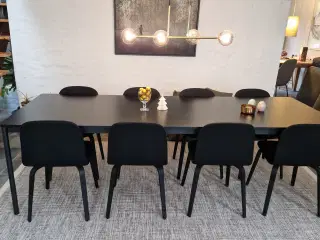 Elegant og tidløst Muuto spisebord med 8 stole