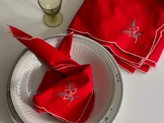 Røde stofservietter m motiv, 8 stk samlet