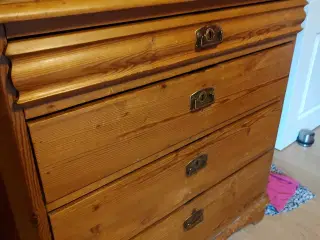 Antik kommode til salg 🪑✨  Smuk og charmerende an