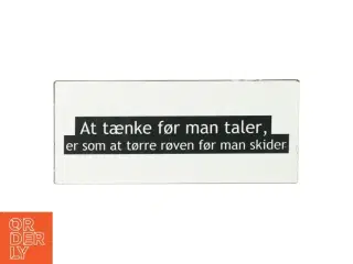 Skilt med dansk ordsprog (str. 30,5 x. 13 cm)