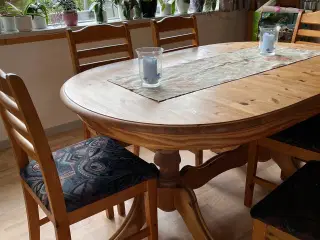 Spisebord i fyrtræ