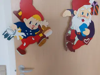 2 nisser i træ til at hænge. Sælges samlet 