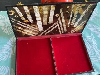 En meget gammel smykke- og urorganisator/display.