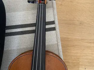 Flot fuldstørrelse violin (4/4) med bue og kasse