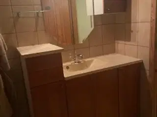 Badeværelsesmøbel med låger i massiv kirsebærtræ o