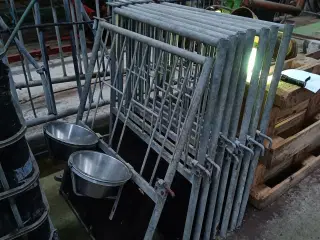 - - - Kavlelåger 8 stk. med skåle, mangler nok 3 skåle.