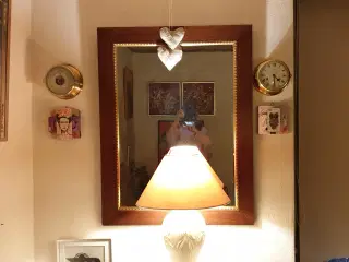 Spejl i mørk træramme m guld ornamenter Byd gerne