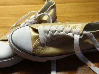 Guld sneakers / gummisko