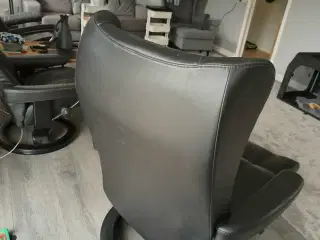 Stressless sort stol og sort stel.