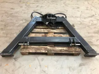 - - - KRAN STATIV MED HYDRAULISKE STØTTEBEN