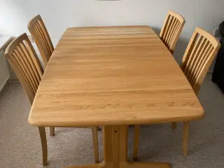 Skovby egetræs spisebord m. 4 stole