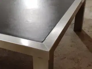 Sofabord i rustfrit stål med linoleumsbordplade