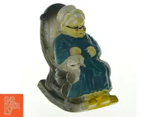 Porcelænsfigur af ældre kvinde (str. 10x7,5 cm)