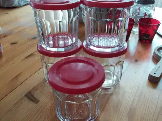 5 glas med plastiklåg.