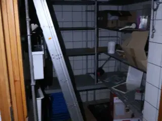 Div. fødevarereoler m.m. samt indhold på reoler
