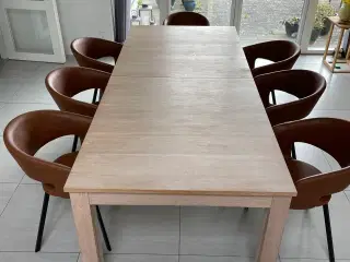 Spisebord med 4 tillægsplader