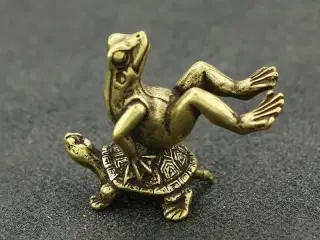 * Sødeste lille figur med frø ovenpå skildpadde