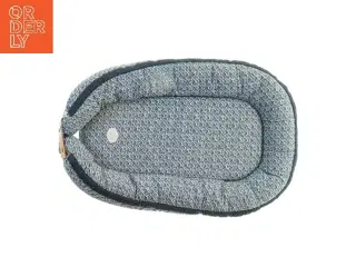 Babynest med blåt mønster fra Filibabba (str. 83x55 cm)