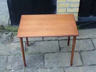 lille sidebord i teak