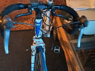 Bh racer cykel i flot stand