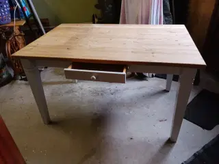 Køkkenbord med skuffe