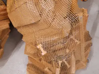 Tørt brænde i sække
