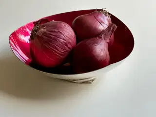 Sølvbelagt skål m rød emalje