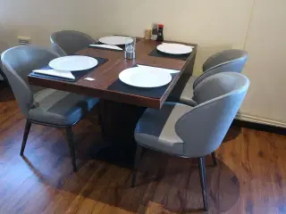 4 borde og 16 nye stole