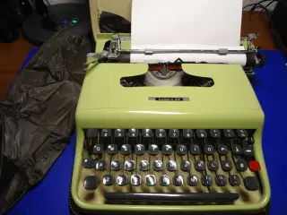 Vintage bærbar skrivemaskine Olivetti Letera 22.