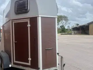 Næsten ny hestetrailer