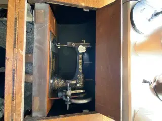 Antik symaskine og symaskinesbordet  