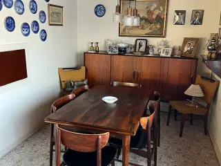 Palisander spisebord med stole og skænk.