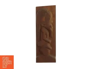 Indskåret figur i træ (str. LBH 13,5x3,5x37 cm)