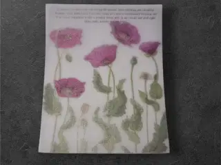 Papirark med lyserøde valmuer og kunstnerisk tryk