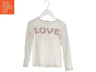 Langærmet bluse med &#39;LOVE&#39; print fra Mm (str. 122)