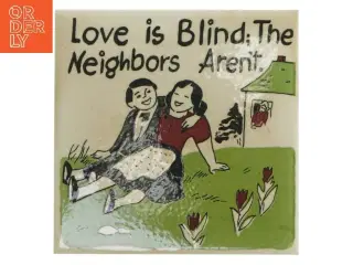 Keramisk vægdekoration med tekst (str. 15,5x15,5 cm)