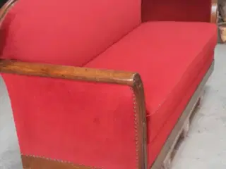 Rød stofsofa fra ikke-ryger hjem  