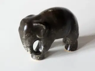 Joghus elefant i mørk keramik 