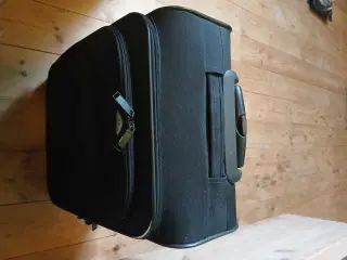 Sort kuffert. Ca. 30 liter.