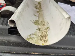 Købes. Tagrende  I plast , 2 m. Med hjørne stykke.