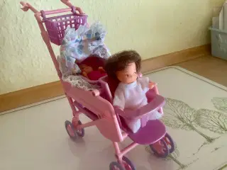 Sød Dukkevogn som passer til Barbie o.a. dukker.