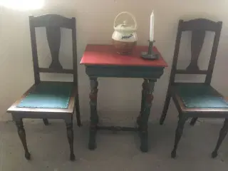 Gammel tobaksbord og 2 gamle stole