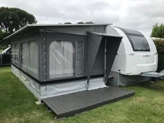 Campingvogn med stand by fortelt