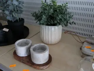 Lysestage samt vase med kunstig plante