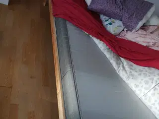 Bed frame and Almost-new Latex mattress(140x200cm)